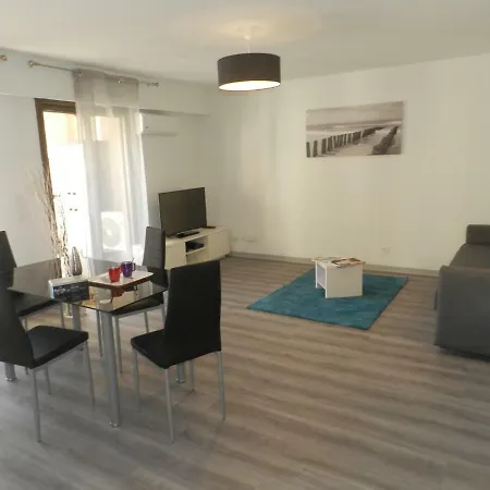 Beautiful 1 Bedroom Flat * 니스