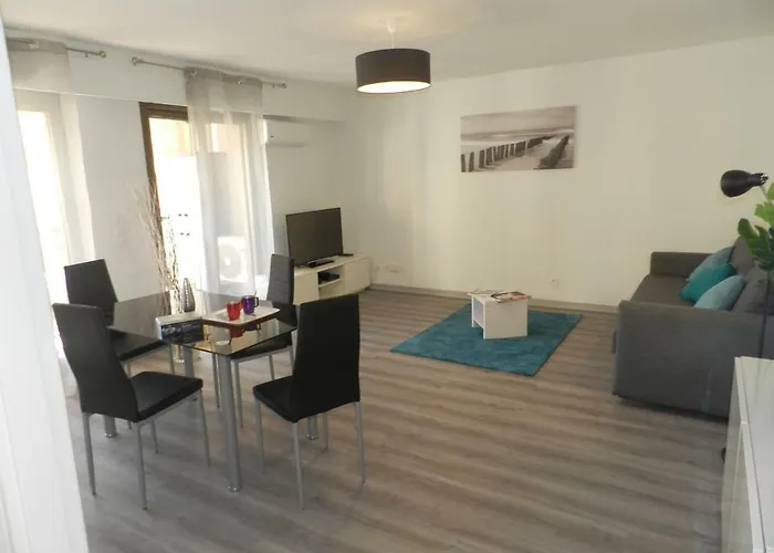 Beautiful 1 Bedroom Flat * Νίκαια